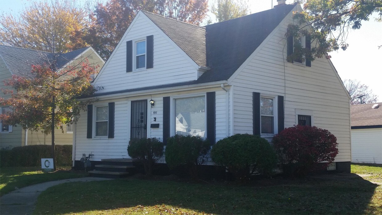 Primary Photo - 596 E 305th St