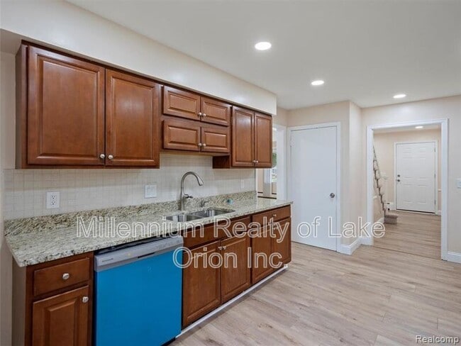 Building Photo - 24034 Meadowlark St