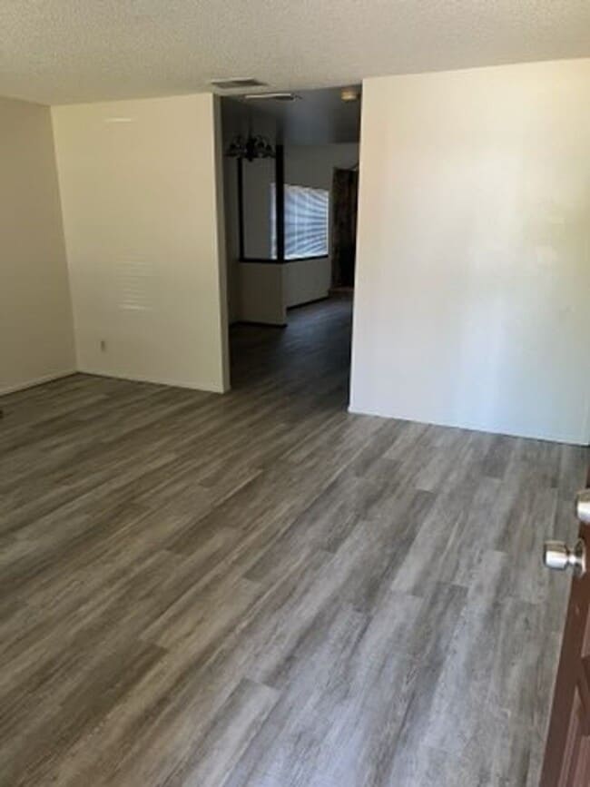 Building Photo - 3 Bedroom 2 Bathroom Home with Yard