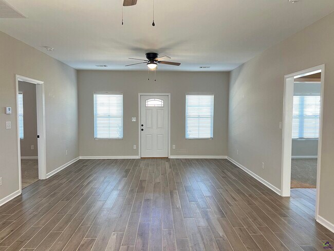 Foto del edificio - 99 Azalea Ave