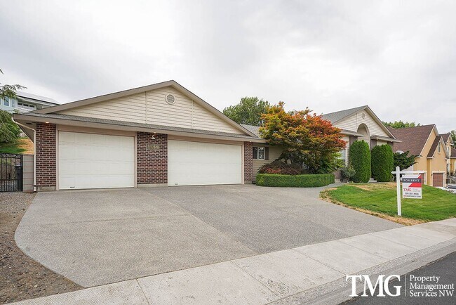 Building Photo - Move in ready 1 level home with an ENORMOUS garage!