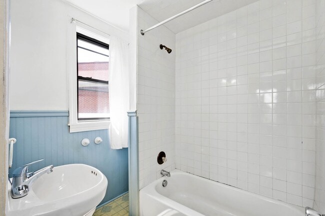 Building Photo - Stunning 4 bedroom home in Overbrook avail...