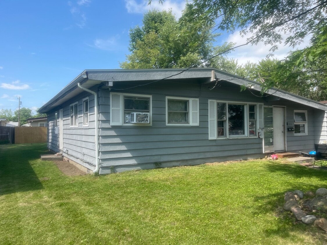 Primary Photo - 5 Bedroom 1 bath House for rent