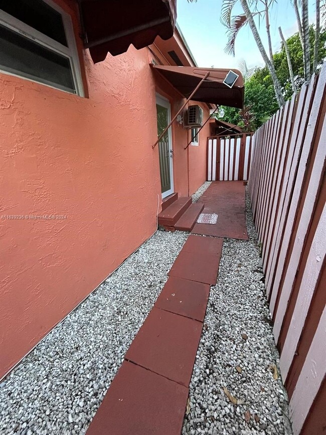 Building Photo - 3085 NW Flagler Terrace