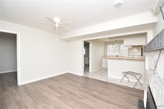 Building Photo - 102 Pine Dr