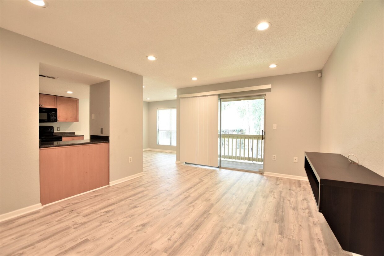 Foto principal - **Spacious 3-Bedroom Condo Available!**