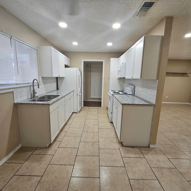 Building Photo - 2601 Verde Ave