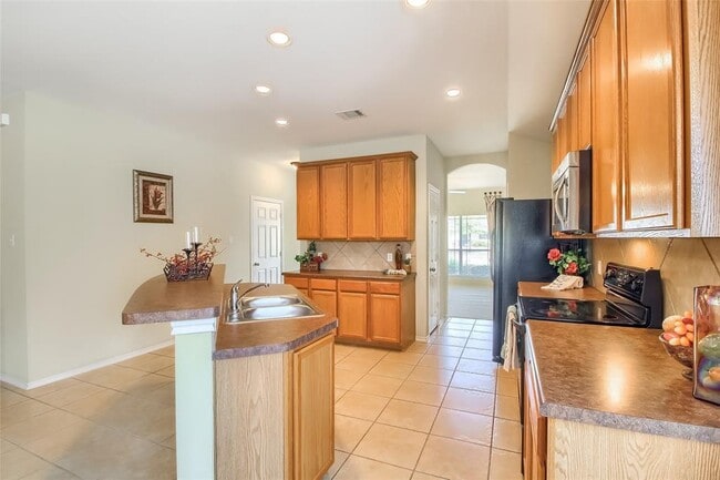 Building Photo - 18720 Royal Pointe Dr
