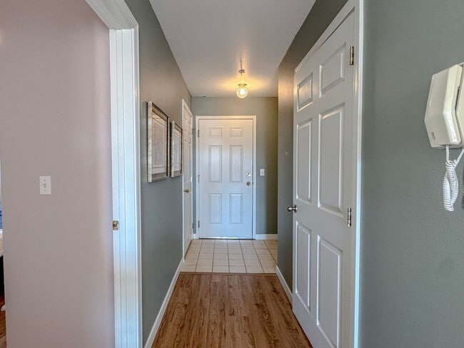 Foto del edificio - Top Floor Northgate 2 bed/2 bath Condo, $2...
