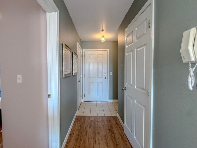 Building Photo - Top Floor Northgate 2 bed/2 bath Condo, $2...