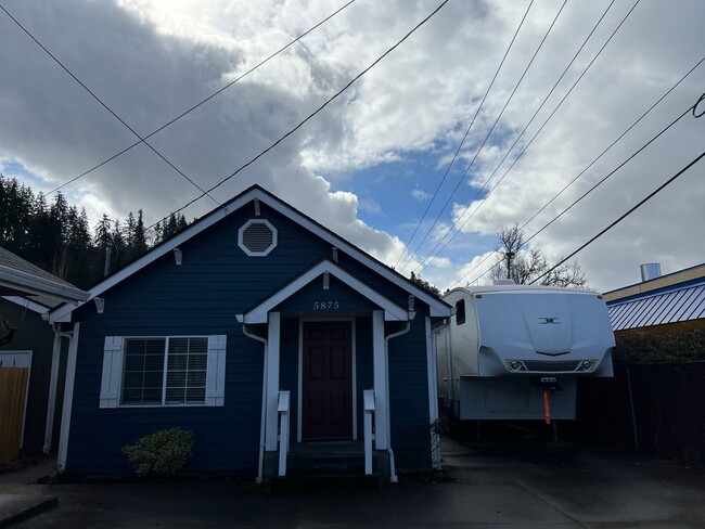 Building Photo - Custom 3 bedroom 1 bathroom house in Thurs...