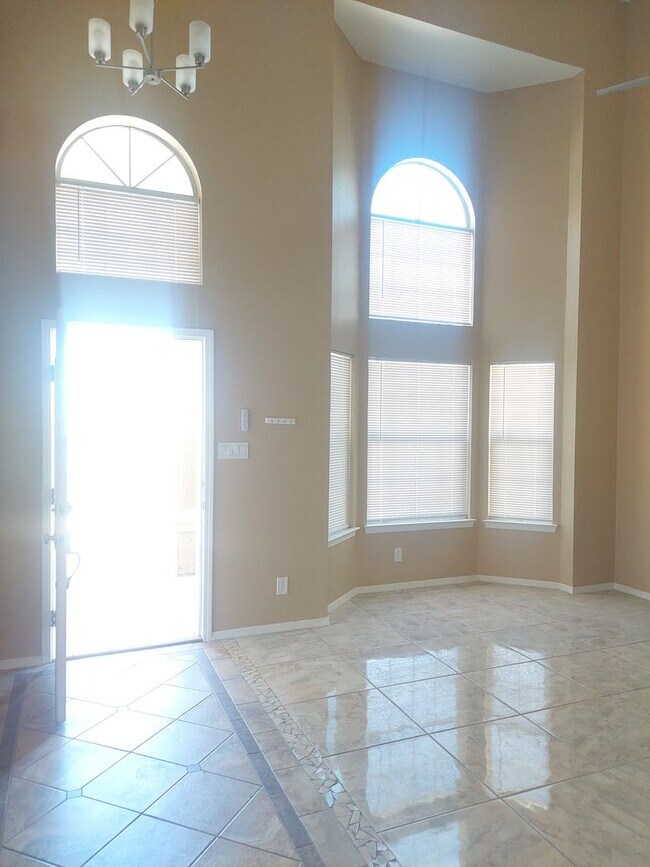Foto del edificio - 4 BEDROOM 3 BATHROOM HOME! fully remodeled...