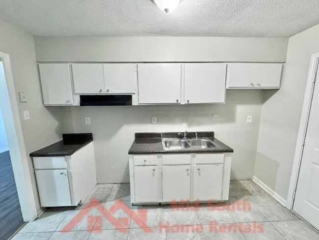 Building Photo - 4079 Forest View Dr