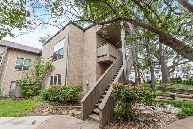 Building Photo - 10406 High Hollows Dr