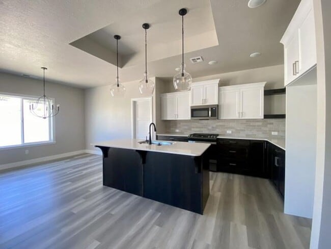 Building Photo - 3 bedroom - 2 bath Newer Single family in Crescent Hills