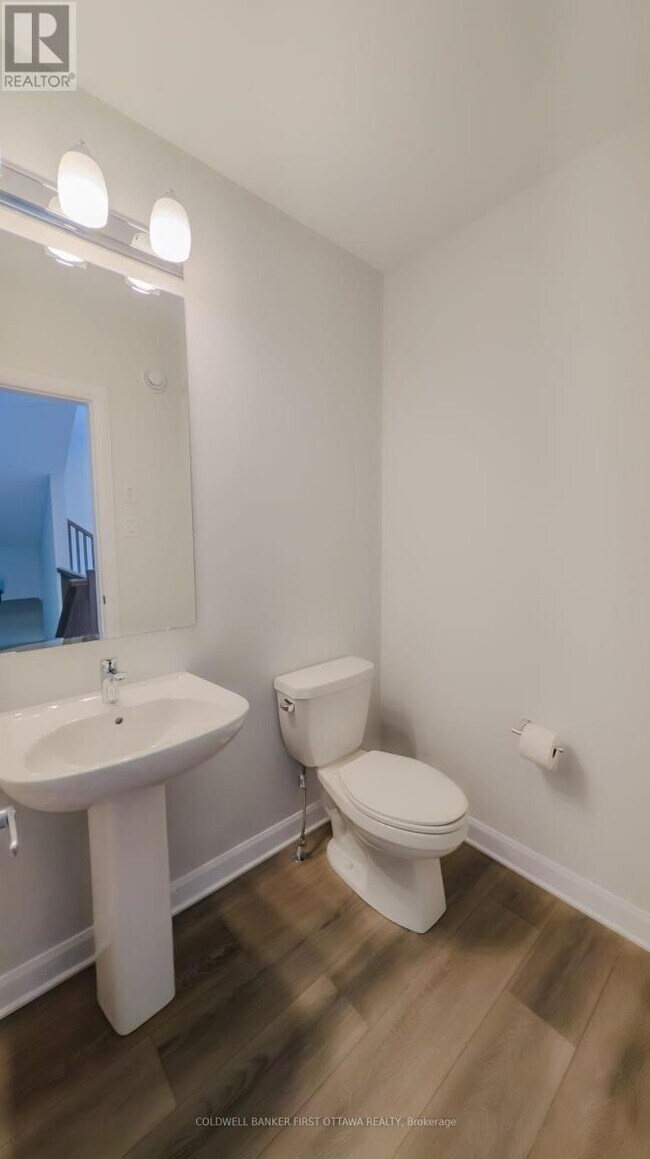 Building Photo - 415 Silverberry Private