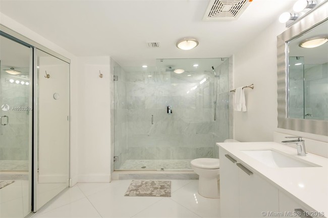 Building Photo - 16699 Collins Ave