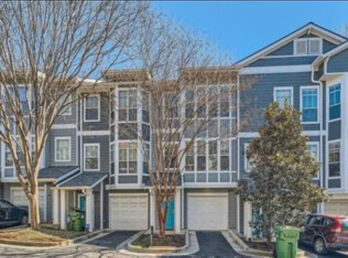 Foto principal - 1055 Park Row N
