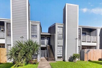 Building Photo - 12500 Sandpiper Dr