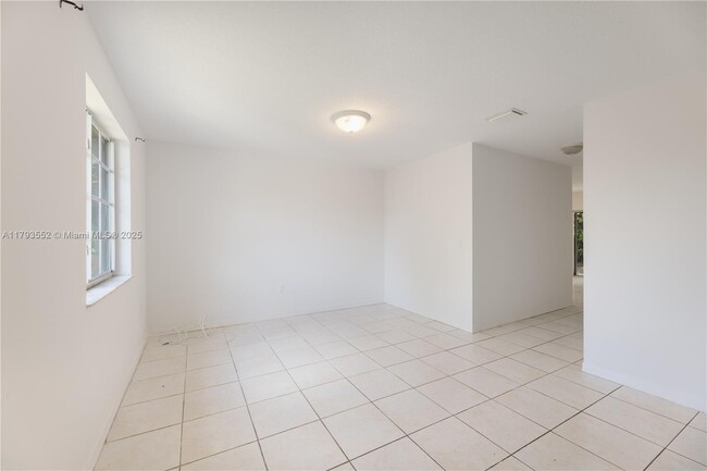 Foto del edificio - 3027 SW 24th St