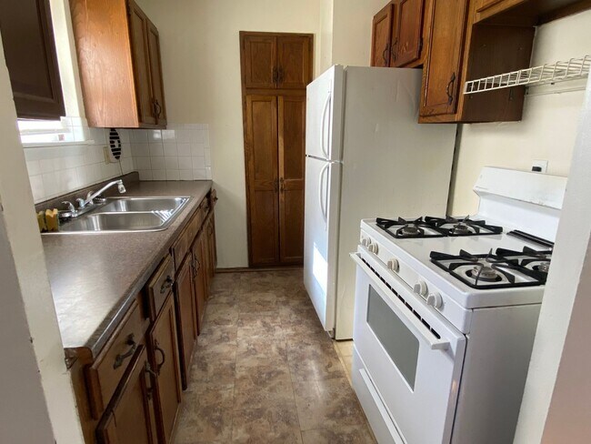 Building Photo - East Side 1 bedroom with hardwood floors