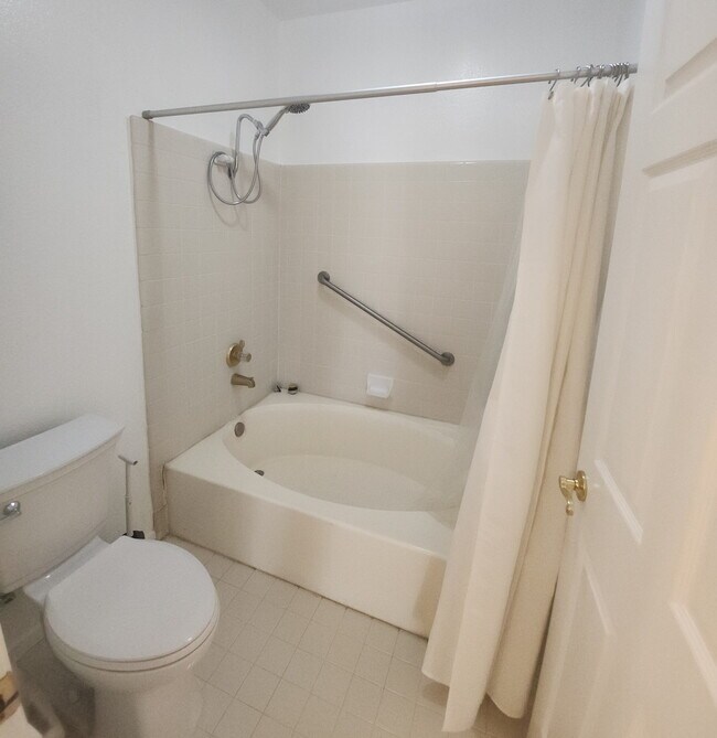 Main bathroom with tub - 5420 Sylmar Ave