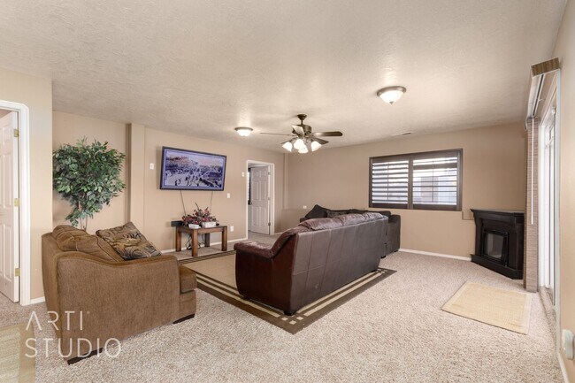 Foto del edificio - Spacious 3-Bedroom Walk-Out Basement Apartment in Desirable Bloomington Hills