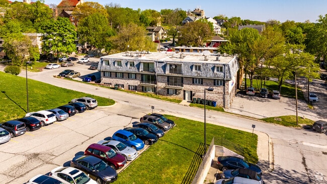 Main Building - The Coachman Apartments