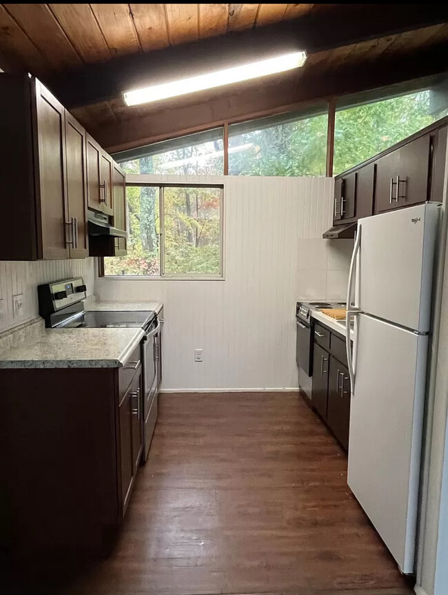 Building Photo - 221 Forest Dr