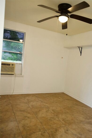 Foto del edificio - 6741 Ave E