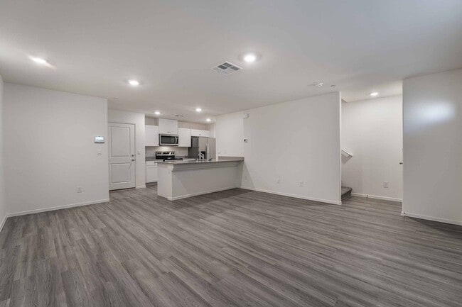 Building Photo - Stylish Townhome Living: Luxury and Comfort!