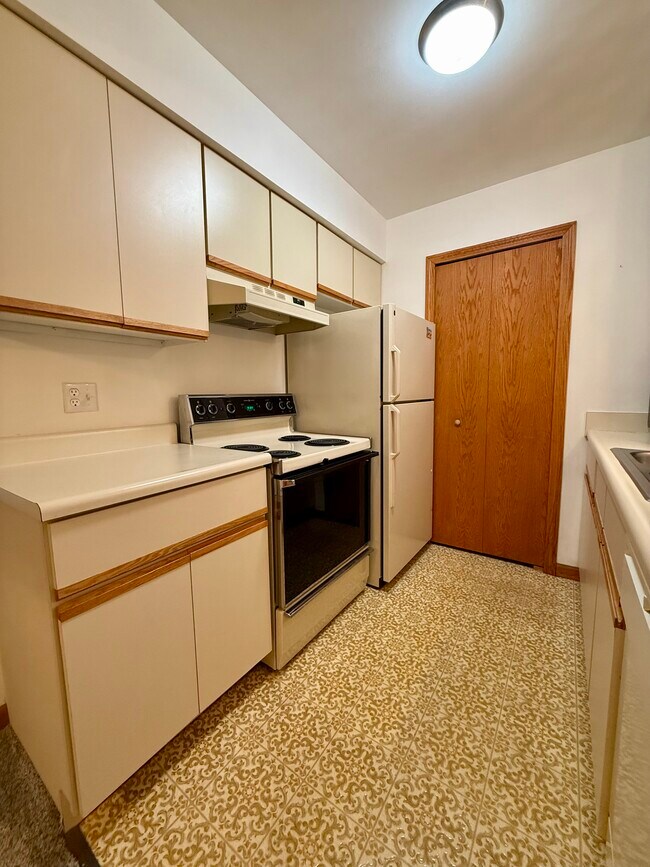 Foto del edificio - 7900 E Cedar Lake Dr