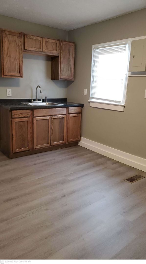 Building Photo - Freshly renovated and ready for move in!  ...