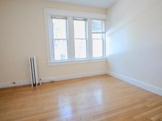 Building Photo - 62 Egmont St