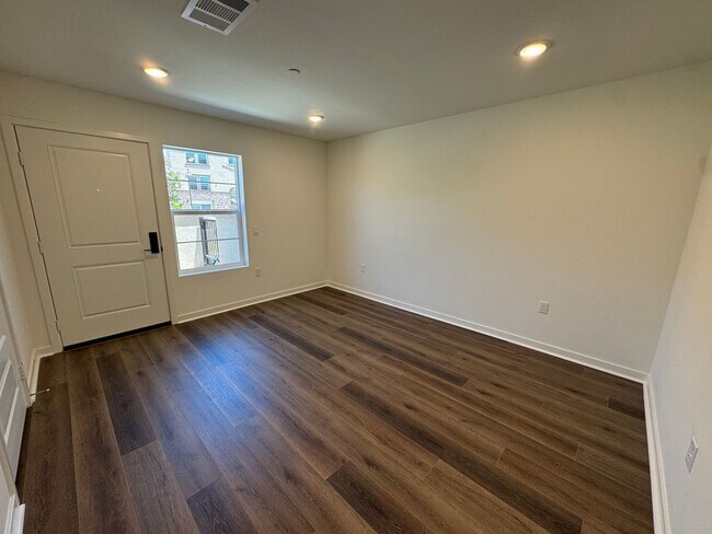 Building Photo - Never-Lived-In, Beautifully Upgraded Three-Story Condo