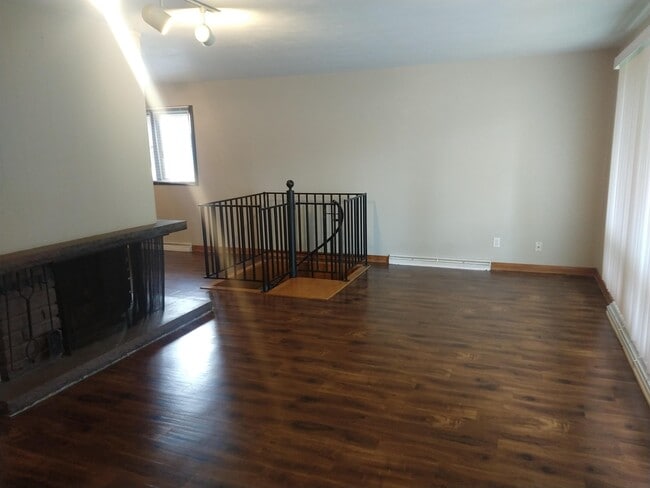 Building Photo - 527 W Dewey St
