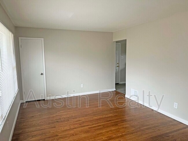Building Photo - 225 Flora Dr