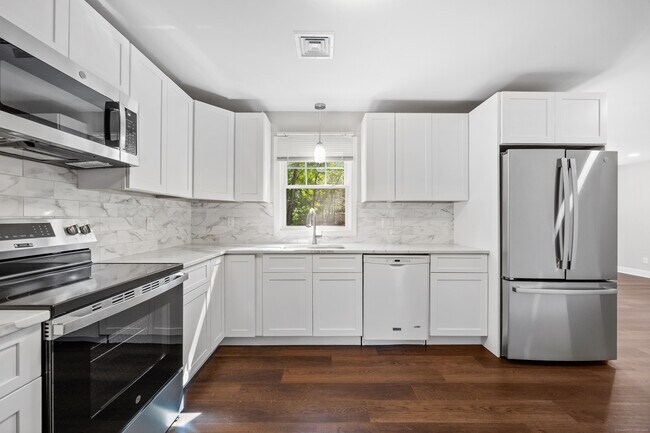 Building Photo - 237 Elmwood Cir