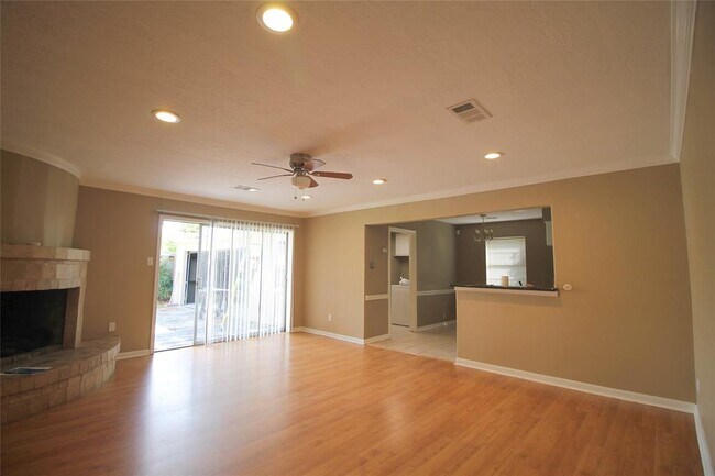 Foto del edificio - 8102 Twin Hills Dr