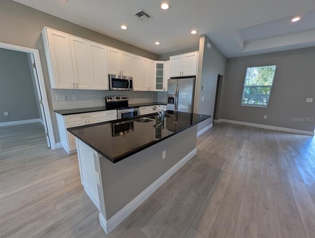 Building Photo - 1643 Jeannin Dr