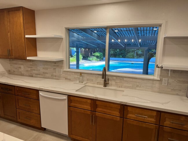 Building Photo - 6545 Birch Dr