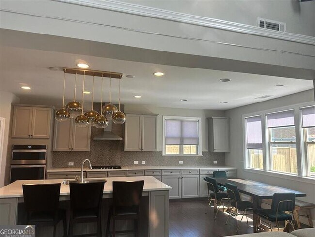 Building Photo - 5640 Vendelay Ln