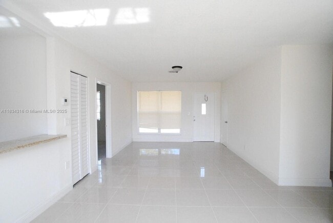 Building Photo - 3110 SW 33rd Ave