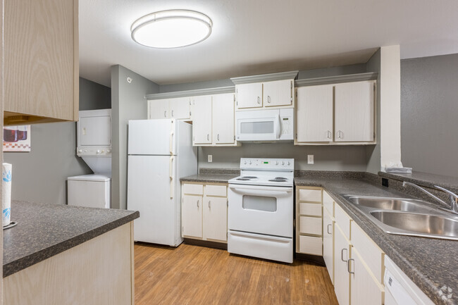 4BR, 2BA - 1,400SF - Kitchen - College Towne Apartments