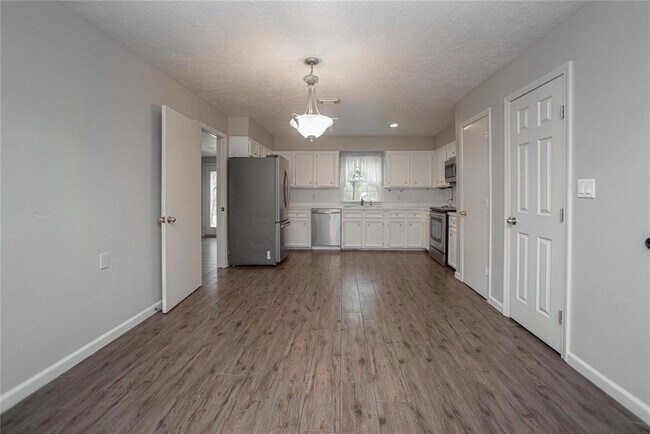 Building Photo - 10700 Deer Hill Dr