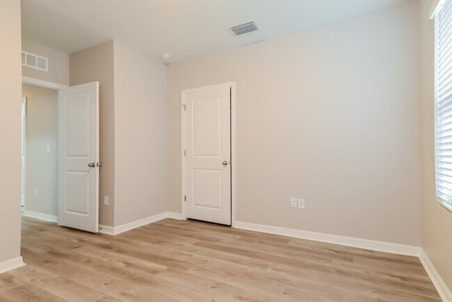 Building Photo - 11162 Leland Groves Dr