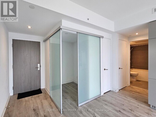 Building Photo - 161 Roehampton Ave