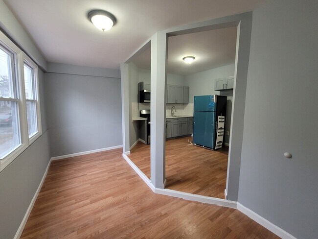 Kitchen - 1043 Grove St