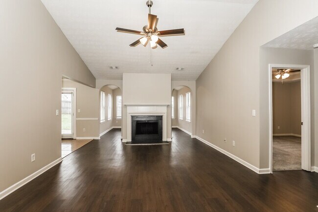 Foto del edificio - 5280 Yellow Pine Dr
