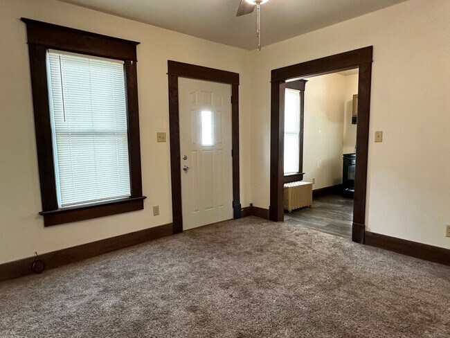 Building Photo - One Bedroom Apartment - All Utilities Paid